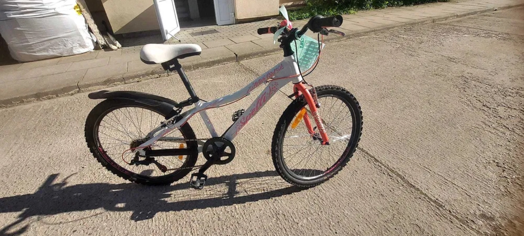 White and pink Speed Active Girl kids bike